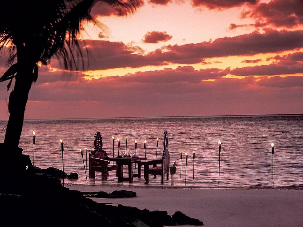 if-youre-planning-a-romantic-evening-forget-the-dock-and-feast-on-the-beach-at-sunset